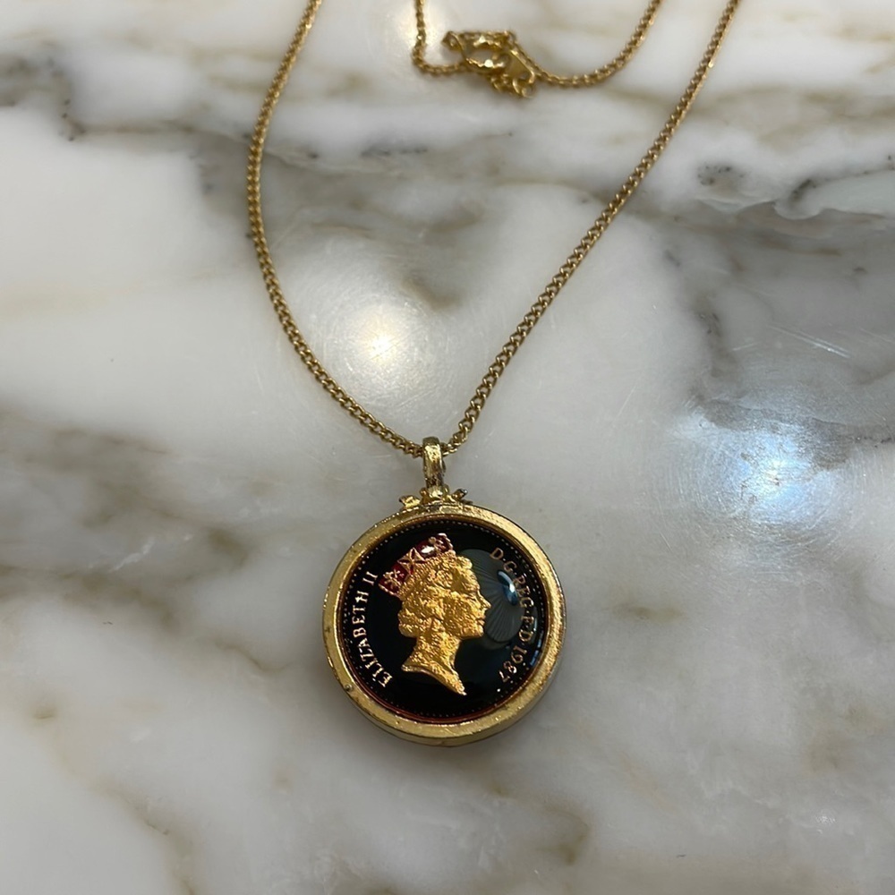 Vintage Queen Elizabeth II Pendant Necklace 1987–Beautiful!! Gold Tone EUC - Picture 2 of 6